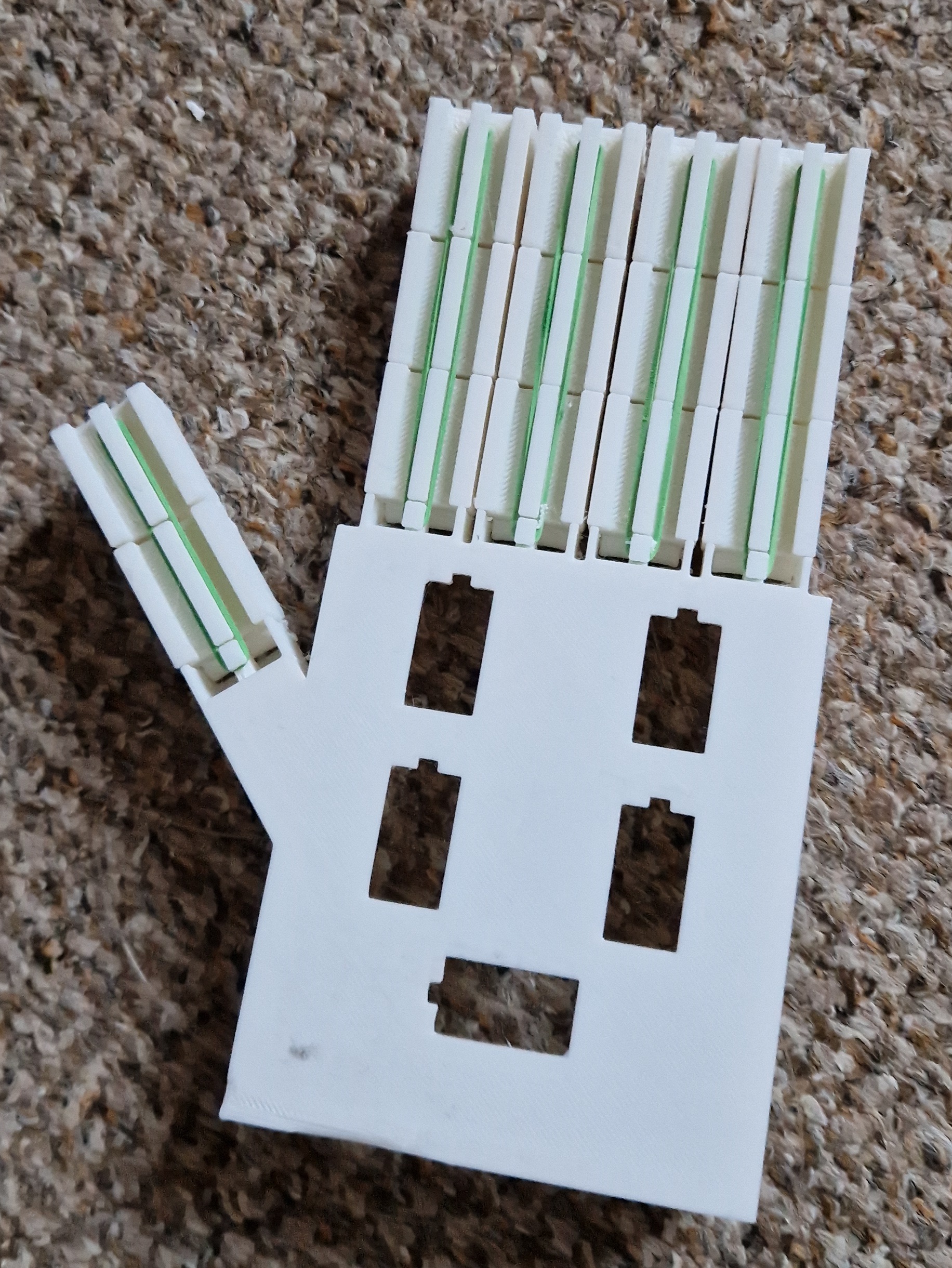 Hi5 with elastic bands for finger return